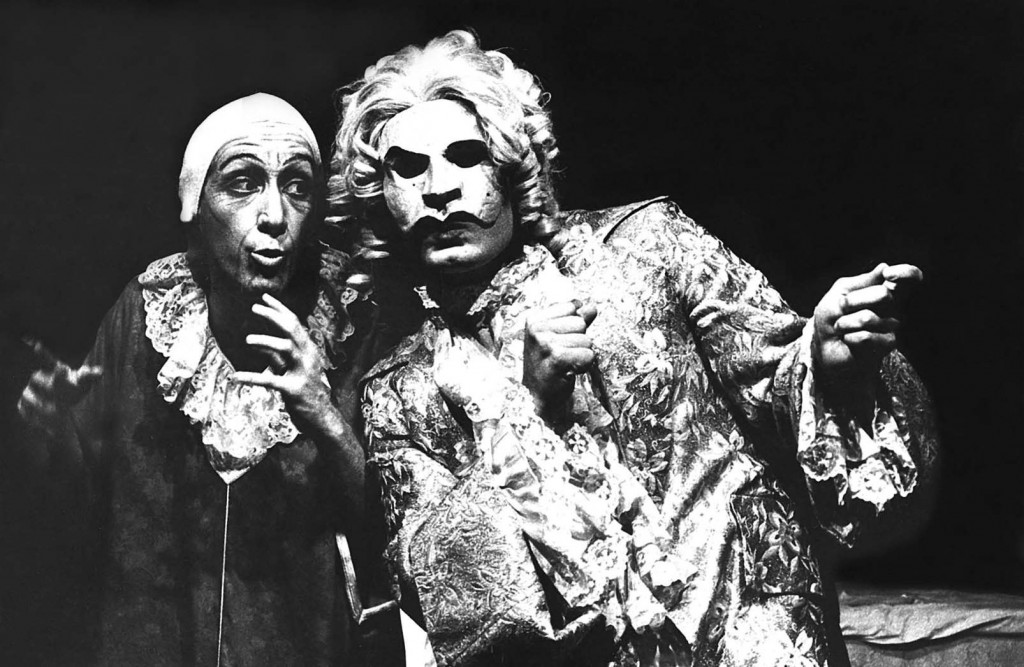 En la foto en blanco y negro un joven Moises Kaufman interpreta a Moliere en la Sala Thespis de la Unimet