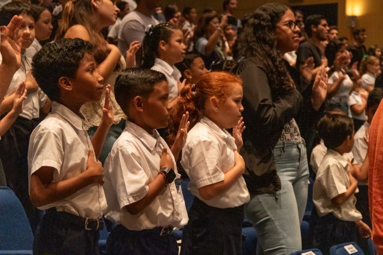 250 niños y jóvenes se comprometen en la UNIMET a proteger al planeta