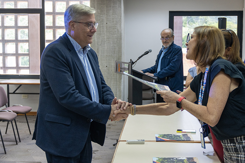18 profesores recibieron certificación en competencias digitales para la educación en línea